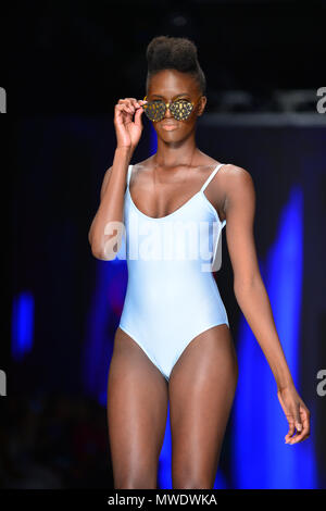 MIAMI, FLORIDE - 31 MAI : A model au René Ruiz défilé lors de la Fashion Week de Miami (MIAFW'18) au Palais de glace Film Studios le 31 mai 2018 à Miami, en Floride. Credit : MPI10 / MediaPunch Banque D'Images