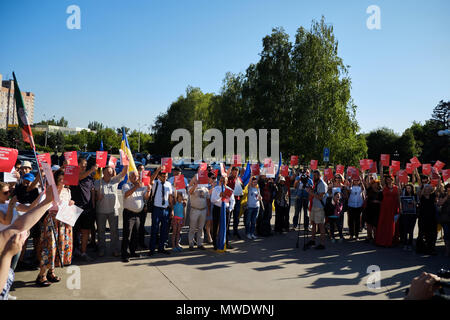 Kryvyï Rih, Ukraine. 1er juin 2018. Les gens montrent Carton rouge au Kremlin au cours de l'action 'gratuitement' Sentsov à Kryvyï Rih (Ukraine) le 1 er juin 2018 Aliokhin Crédit : Dmitry/Alamy Live News Banque D'Images