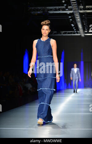 MIAMI, FLORIDE - 31 MAI : A model au René Ruiz défilé lors de la Fashion Week de Miami (MIAFW'18) au Palais de glace Film Studios le 31 mai 2018 à Miami, en Floride. Credit : MPI10 / MediaPunch Banque D'Images