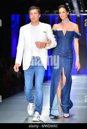 MIAMI, FLORIDE - 31 MAI : A model au René Ruiz défilé lors de la Fashion Week de Miami (MIAFW'18) au Palais de glace Film Studios le 31 mai 2018 à Miami, en Floride. Credit : MPI10 / MediaPunch Banque D'Images