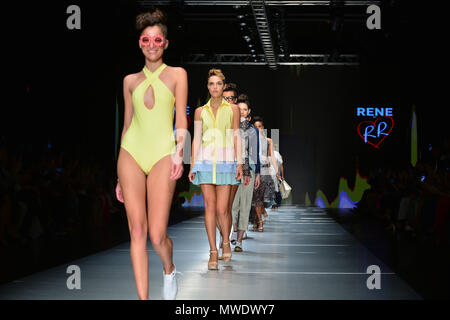 MIAMI, FLORIDE - 31 MAI : A model au René Ruiz défilé lors de la Fashion Week de Miami (MIAFW'18) au Palais de glace Film Studios le 31 mai 2018 à Miami, en Floride. Credit : MPI10 / MediaPunch Banque D'Images
