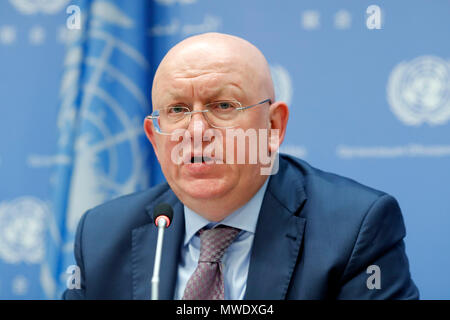 Organisation des Nations Unies, siège des Nations Unies à New York. 1er juin 2018. Vassily Nebenzia, ambassadeur de Russie auprès de l'Organisation des Nations Unies et Président du Conseil de sécurité pour le mois de juin, prend la parole lors d'une conférence de presse au siège des Nations Unies à New York, le 1 juin 2018. Credit : Muzi Li/Xinhua/Alamy Live News Banque D'Images