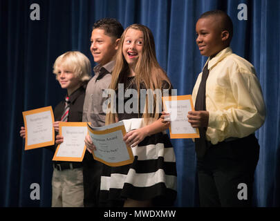 Wellington, en Floride, aux États-Unis. 1er juin 2018. Ayla Gerardi réagit à la réception d'un Leader du Pack Prix à l'école primaire de Wellington à Wellington, en Floride, le 1 juin 2018. Credit : Allen Eyestone/Le Palm Beach Post/ZUMA/Alamy Fil Live News Banque D'Images