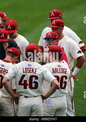 Arizona, USA. 1er juin 2018. L'entraîneur-chef de l'Arkansas Dave VanHorn rassemble l'équipe autour de lui avant le match. Arkanasas ORU défait 10-2 dans la NCAA Baseball Fayetteville Regional à Baum Stadium à Fayetteville, AR, Richey Miller/CSM Crédit : Cal Sport Media/Alamy Live News Banque D'Images