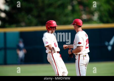 Arizona, USA. 1er juin 2018. Hunter Wilson # 6 avec le premier échange 5 ans entraîneur de base à la suite d'une rbi base hit. Arkanasas ORU défait 10-2 dans la NCAA Baseball Fayetteville Regional à Baum Stadium à Fayetteville, AR, Richey Miller/CSM Crédit : Cal Sport Media/Alamy Live News Banque D'Images