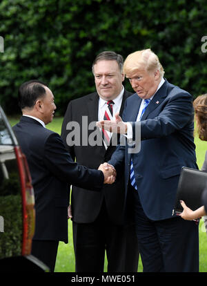 Washington, États-Unis d'Amérique. 01 Juin, 2018. Le président américain, Donald Trump, serre la main avec Kim Yong Chol, ancien chef du renseignement militaire de la Corée du Nord et l'un de leader Kim Jong Un est plus proches collaborateurs, en tant que secrétaire d'État Mike Pompeo donne sur l'extérieur du Bureau ovale de la Maison Blanche à Washington le vendredi, Juin 1, 2018. Crédit : Olivier Douliery/Piscine via CNP | Conditions de crédit dans le monde entier : dpa/Alamy Live News Banque D'Images