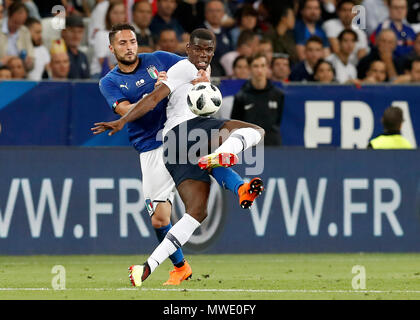 Nice, France. 1er juin 2018. Paul Pogba (R) de la France est en concurrence avec Danilo D'Ambrosio de l'Italie au cours d'une course-poursuite jusqu'à Nice, en France, le 1 juin 2018. La France a gagné 3-1. Credit : Federico Simoni/Xinhua/Alamy Live News Banque D'Images