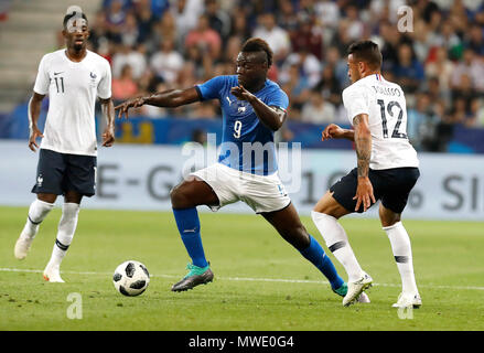Nice, France. 1er juin 2018. Corentin Tolisso (R) de la France est en concurrence avec Mario Balotelli (C) de l'Italie au cours d'une course-poursuite jusqu'à Nice, en France, le 1 juin 2018. La France a gagné 3-1. Credit : Federico Simoni/Xinhua/Alamy Live News Banque D'Images