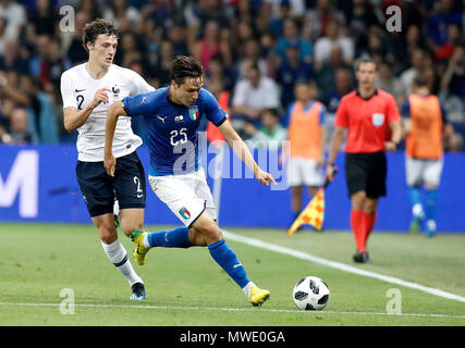 Nice, France. 1er juin 2018. Benjamin Pavard (L) de la France est en concurrence avec Federico Chiesa de l'Italie au cours d'une course-poursuite jusqu'à Nice, en France, le 1 juin 2018. La France a gagné 3-1. Credit : Federico Simoni/Xinhua/Alamy Live News Banque D'Images