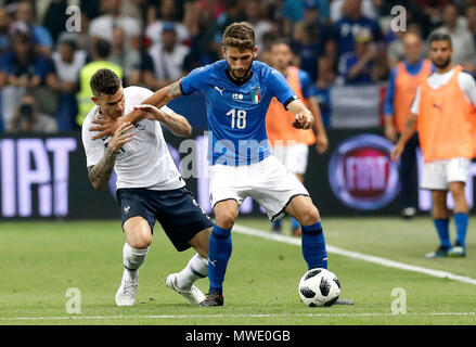 Nice, France. 1er juin 2018. Lucas Hernandez (L) de la France est en concurrence avec Domenico Berardi d'Italie au cours d'une course-poursuite jusqu'à Nice, en France, le 1 juin 2018. La France a gagné 3-1. Credit : Federico Simoni/Xinhua/Alamy Live News Banque D'Images