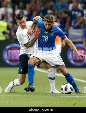 Nice, France. 1er juin 2018. Lucas Hernandez (L) de la France est en concurrence avec Domenico Berardi d'Italie au cours d'une course-poursuite jusqu'à Nice, en France, le 1 juin 2018. La France a gagné 3-1. Credit : Federico Simoni/Xinhua/Alamy Live News Banque D'Images