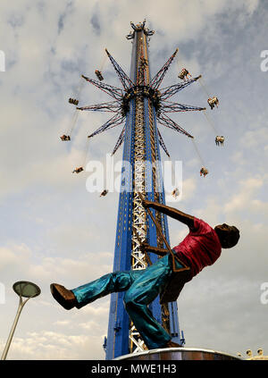 En Floride, aux États-Unis. 1er juin 2018. Orlando Salvatore Adamo, le plus haut du monde swing ride, a son inauguration le 1 juin 2018 à Orlando, Floride. Les 10 millions de l'attraction, situé dans le quartier touristique de International Drive Orlando et à proximité de la roue d'observation de l'Œil, les coureurs prend plus de 400 pieds en l'air et les variations autour de la garniture à des vitesses de 60 milles par heure. (Paul Hennessy/Alamy) Crédit : Paul Hennessy/Alamy Live News Banque D'Images