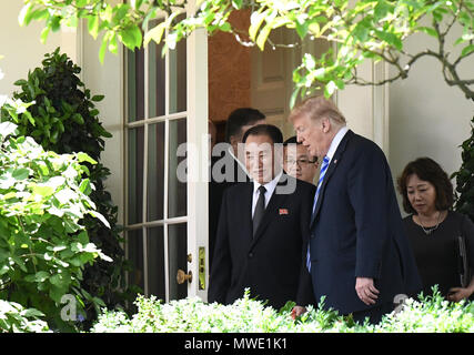 Washington, District de Columbia, Etats-Unis. 1er juin 2018. Le président américain, Donald Trump promenades avec Kim Yong Chol (L), ancien chef du renseignement militaire de la Corée du Nord et l'un de leader Kim Jong Un est plus proches collaborateurs, à l'extérieur du Bureau ovale de la Maison Blanche. Crédit : Olivier Douliery/CNP/ZUMA/Alamy Fil Live News Banque D'Images