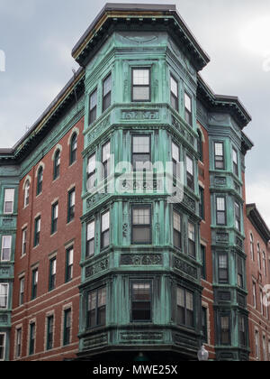 Tripartite de cuivre, Bay Windows dans le quartier North End de Boston, Massachusetts. Banque D'Images