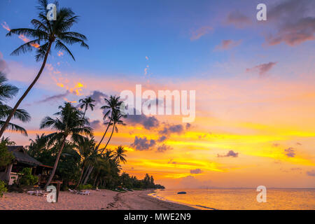 Coucher du soleil parfait sur Bang Po beach . L'île de Samui. La Thaïlande. Banque D'Images