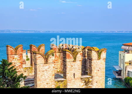 Vue sur le lac de garde de la tour du château des Scaliger. La ville de Sirmione. L'Italie. Banque D'Images