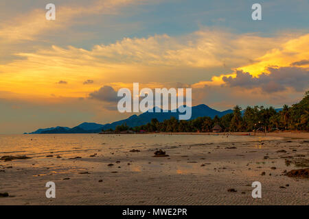 Coucher du soleil à Koh Chang en Thaïlande. Banque D'Images