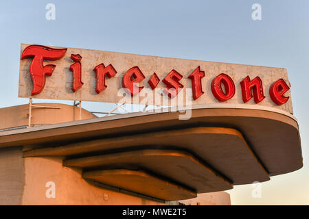 Miami, Floride - le 28 avril 2018 : Vintage logo Firestone sur un bâtiment. Pneu Firestone est une société américaine fondée en 1900 et la société a été vendue Banque D'Images