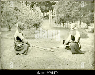 . Anglais : p. 47 : 'avant le salut' du chapitre 'Kenjutsu, ou escrime japonaise". 1905 ou avant. aucune information 208 combattants de kendo au Japon avant la salute Banque D'Images