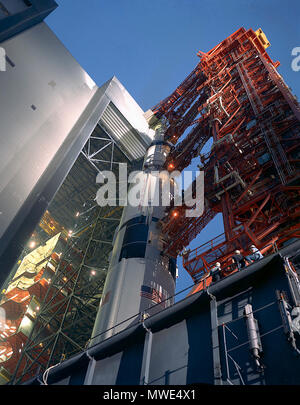 Saturn V de la mission Apollo 12 sur le transporteur. Le transporteur porte les 363 pieds de haut Apollo 12 Saturne V espace véhicule de la VAB's High Bay 3 au début de la mise en place de 3,5 km Complexe de lancement 39A. Le transporteur a la charge de 12,8 millions de livres le long de la crawlerway à des vitesses de moins d'un mile par heure. Le 8 septembre 1969. Banque D'Images