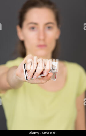 Main Femme écrasant un paquet de cigarettes arrêter de fumer concept Banque D'Images