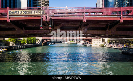 Clark Street Bridge sur la rivière Chicago, Chicago, Illinois, USA Banque D'Images