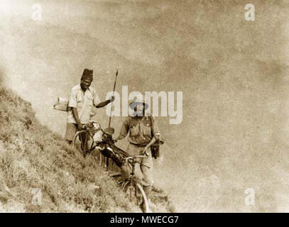 . Kazimierz Nowak et un guerrier. La photo prise par Kazimierz Nowak (1897-1937) lors de son voyage en Afrique - un voyageur polonais, correspondant et photographe. Probablement le premier homme dans le monde qui ont traversé l'Afrique du Nord au Sud et du sud au nord (de 1931 à 1936 ; à pied, à vélo et en canoë). environ sur 1931-36. probablement Kazimierz Nowak (selftimer) ou d'un auteur inconnu 337 Kazimierz Nowak et guerrier Banque D'Images