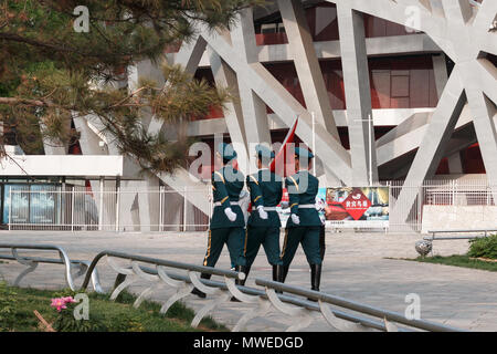 BEIJING, CHINE - le 7 mai 2018 : garde d'honneur de soldats chinois protégeant le nid d'oiseau est un stade qui ont utilisé tout au long de l'Jeux olympiques de 2008 et l'Paraly Banque D'Images