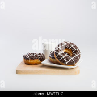 Donut ou beigne et café sur un arrière-plan Banque D'Images