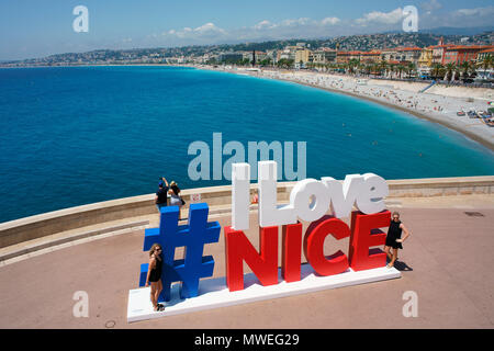 VUE AÉRIENNE depuis un mât de 6 mètres. #ILoveNice structure donnant sur la baie des Anges. Quai Rauba Capeu, Nice, Côte d'Azur, Alpes-Maritimes, France. Banque D'Images