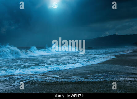 Tempête nocturne sur la plage de Karon. L'île de Phuket en Thaïlande. Banque D'Images