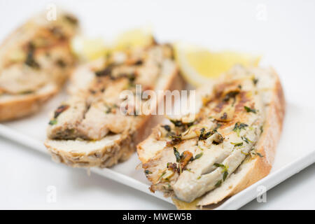 Les sandwiches ouverts comprenant des filets de maquereaux de maquereau (Scomber scombrus), pris à partir de la plage de Chesil dans Dorset sur la tige et la ligne. Ils ont été fr Banque D'Images