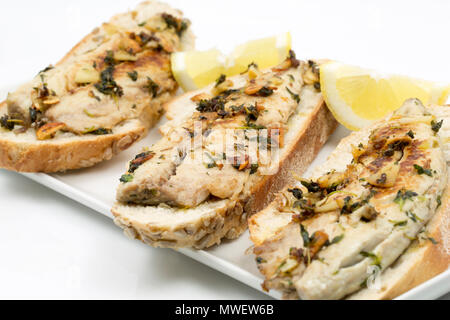 Les sandwiches ouverts comprenant des filets de maquereaux de maquereau (Scomber scombrus), pris à partir de la plage de Chesil dans Dorset sur la tige et la ligne. Ils ont été fr Banque D'Images