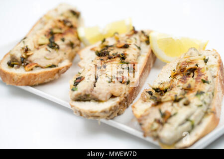 Les sandwiches ouverts comprenant des filets de maquereaux de maquereau (Scomber scombrus), pris à partir de la plage de Chesil dans Dorset sur la tige et la ligne. Ils ont été fr Banque D'Images