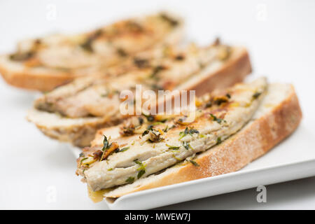 Les sandwiches ouverts comprenant des filets de maquereaux de maquereau (Scomber scombrus), pris à partir de la plage de Chesil dans Dorset sur la tige et la ligne. Ils ont été fr Banque D'Images