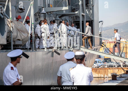 Palerme, les étapes du débarquement de 592 migrants dans le port de Palerme à partir de la navire espagnol Numancia. Banque D'Images