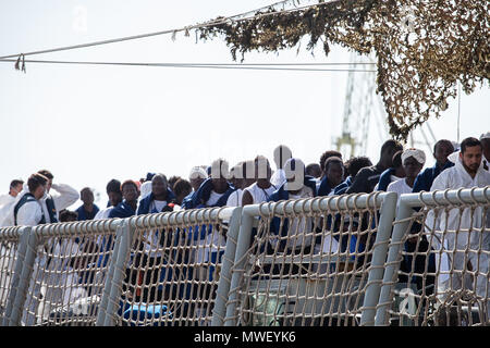 Palerme, les étapes du débarquement de 592 migrants dans le port de Palerme à partir de la navire espagnol Numancia. Banque D'Images