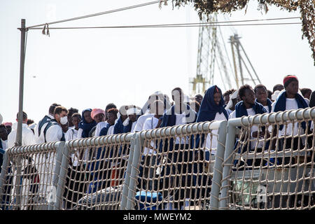 Palerme, les étapes du débarquement de 592 migrants dans le port de Palerme à partir de la navire espagnol Numancia. Banque D'Images