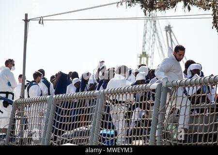 Palerme, les étapes du débarquement de 592 migrants dans le port de Palerme à partir de la navire espagnol Numancia. Banque D'Images