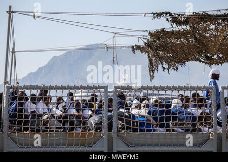 Palerme, les étapes du débarquement de 592 migrants dans le port de Palerme à partir de la navire espagnol Numancia. Banque D'Images