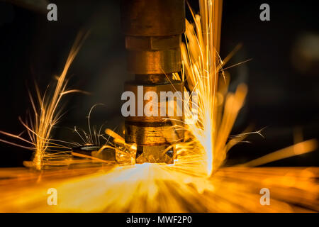 La machine est sur place de l'écrou à souder pièce d'automobile Banque D'Images