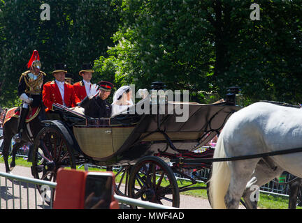 Le prince Harry et Meghan Markle, le duc et la duchesse de Kent, trajet en transport de la Longue Marche à Windsor juste après leur cérémonie de mariage. Banque D'Images