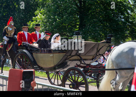 Le prince Harry et Meghan Markle, le duc et la duchesse de Kent, trajet en transport de la Longue Marche à Windsor juste après leur cérémonie de mariage. Banque D'Images