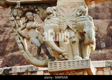 Haut pilier de la sculpture sur pierre au Stupa de Sanchi, près de Bhopal, Madhya Pradesh, Inde, Asie Banque D'Images