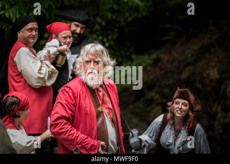 - Un groupe de théâtre amateur dans un spectacle au jardin Trebah amphithéâtre à Cornwall. Banque D'Images