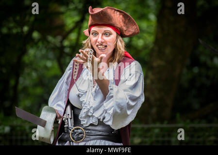 - Un groupe de théâtre amateur dans un spectacle au jardin Trebah amphithéâtre à Cornwall. Banque D'Images