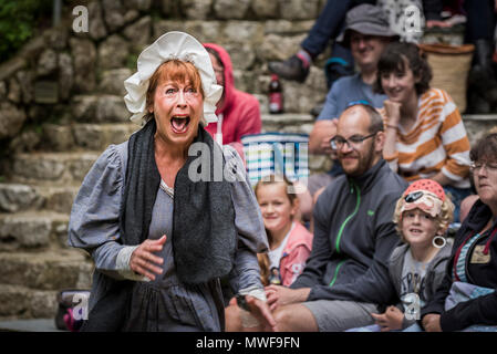 - Un groupe de théâtre amateur dans un spectacle au jardin Trebah amphithéâtre à Cornwall. Banque D'Images