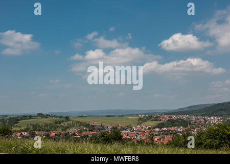 Petit village au milieu de la campagne allemande avec des forêts, des champs et des prés Banque D'Images