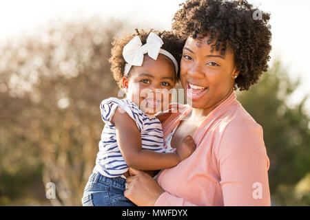 African American mother holding sa fille. Banque D'Images