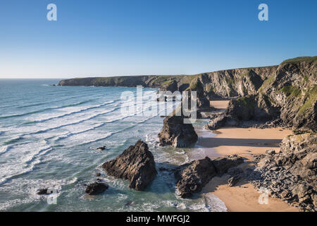 Beau crépuscule coucher du soleil image paysage de Bedruthan Steps rock stacks sur West coast Cornwall en Angleterre Banque D'Images